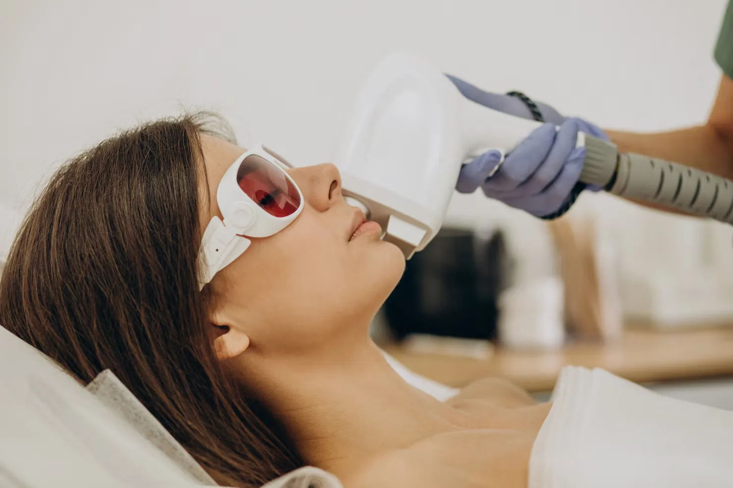 Dermatologist in Vapi laser skin clinic technology